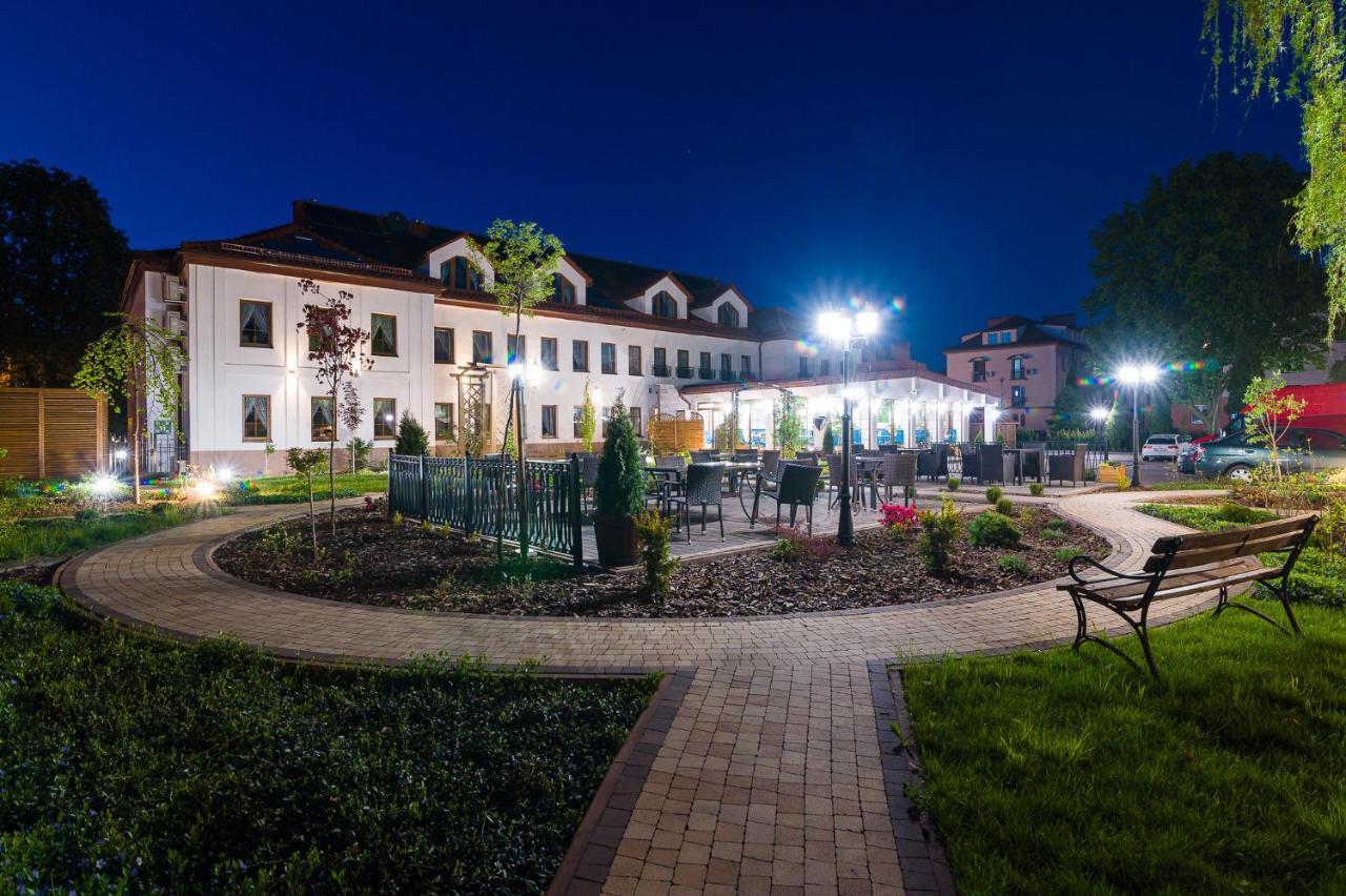 Villa Astra - Apartments & Restaurant Oświęcim Exterior foto